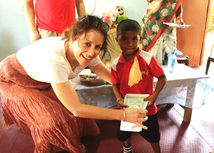 Heinke Rauscher überreicht einem stolzen Schüler deshumedica-Campus seinen Entwicklungsbericht. Foto:humedica