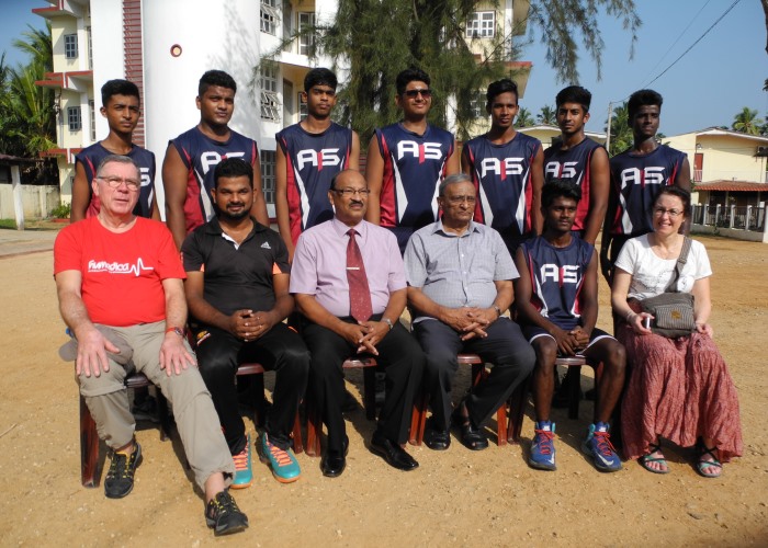 Die Schulleitung und das Basketballteam der Schule freuen sich über den Besuch von unseren Kollegen Klaus Ruhrmann und Heinke Rauscher. Foto:humedica