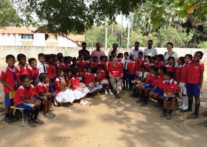 Gruppenbild im GROW-Zentrum vonhumedicaLanka. Auf Basis der vier Werte Give, Receive, Observe und Work erhalten die Kinder hier Unterstützung und Perspektiven. Foto:humedica