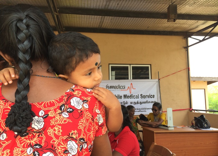 Nach der Behandlung bekommt die Mutter für ihr krankes Kind die richtigen Medikamente. Foto:humedica