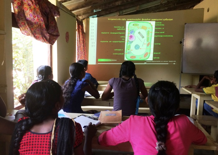 Zurück auf der Schulbank: Im Grow-Zentrum Manipay nimmt Heinke mit den Kindern an einer Natur- und Technikstunde teil. Foto:humedica
