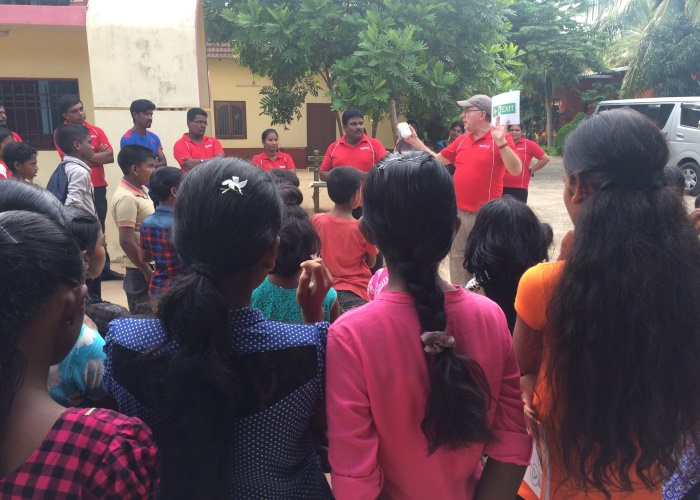 Unsere Einsatzkraft Klaus Ruhrmann erklärt, was es im Falle eines Feuers auf dem Campus zu beachten gibt und was dann zu tun ist. Foto:humedica