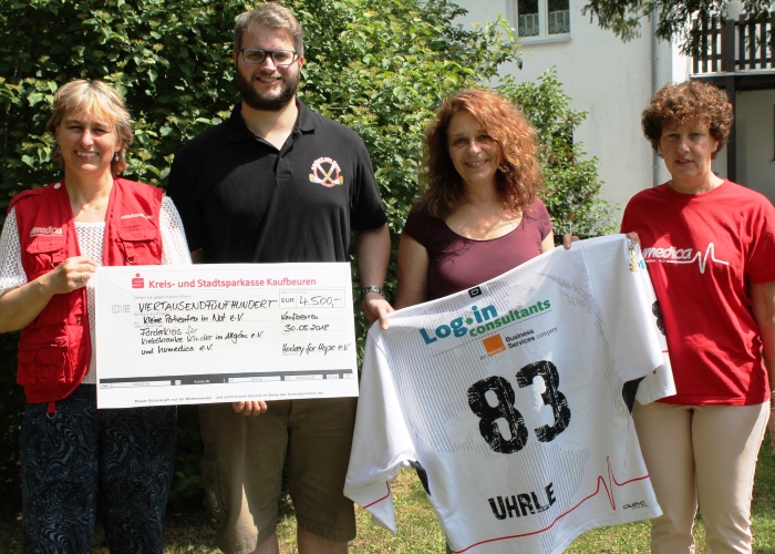 Carmen Wolf (links) und Susanne Engelhardt (rechts) vonhumedicakonnten sich bei der Spendenübergabe persönlich bei Alexander Uhrle, Vorsitzender von Hockey for Hope, für das tolle Engagement des Vereins bedanken. Mit dabei war auch Monika Panzer vom Förderverein für krebskranke Kinder im Allgäu e.V.. Foto:humedica
