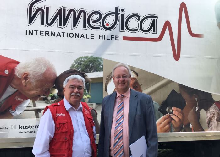 MdB Ulrike Bahr und MdL Pohl besuchten uns anlässlich der Zertifizierung zum Emergency Medical Team in unserer Zentrale in Kaufbeuren und tauschten sich mithumedica-Geschäfts¬führer Wolfgang Groß zu aktuellen Projekten aus. Foto:humedica