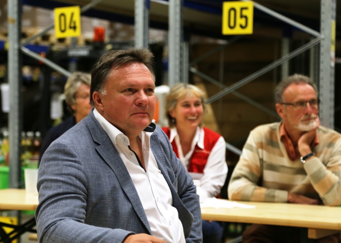 Zu später Stunde führte es Oberbürgermeister Stefan Bosse im Rahmen seiner 24-Stunden-Tour durch Kaufbeuren inshumedica-Logistiklager, wo ihn unsere Kollegen sowie unser Projektpartner PMS Pak Mission Society aus Pakistan herzlich empfingen. Foto:humedica