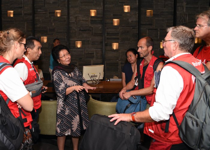 In Bali traf sich unser Einsatzteam direkt mit der Direktorin unserer Partnerorganisation Karya Alpha Omega Foundation, Frau Non Rawung, zur Koordinierung der Hilfe. Foto:humedica/Jasper Ehrich