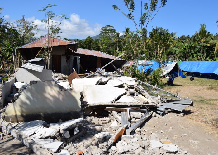 Viele Dörfer wurden fast vollständig durch die Erdbeben zerstört. Diehumedica-Partnerorganisation Karya Alpha Omega Foundation verteilte Zelte an die Betroffenen. Langfristig werden umfassende Wiederaufbaumaßnahmen nötig sein. Foto: humedica/Karya Alpha Omega Foundation