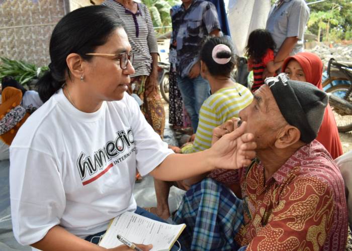 Carla Riupassa von der Karya Alpha Omega Foundation ist mit dem Ärzteteam auf Lombok im Einsatz, um den vom Erdbeben betroffenen Menschen zur Seite zu stehen. Foto:humedica/Karya Alpha Omega Foundation