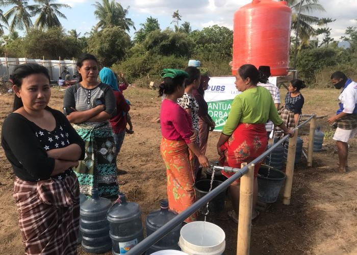 Mit den eingehenden Spendengeldern unterstützthumedicadie Karya Alpha Omega Foundation auch bei der Versorgung der Menschen auf Lombok mit Wasser und der Installation von Latrinen. Foto:humedica/Karya Alpha Omega Foundation