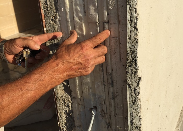 Beim Wiederaufbau der Wohnhäuser wird besonders auf eine gute Isolierung und ein stabiles Mauerwerk geachtet, um in der Erdbeben-Region nachhaltig sicheren Wohnraum zu schaffen. Foto: Cyrus Ghiasi