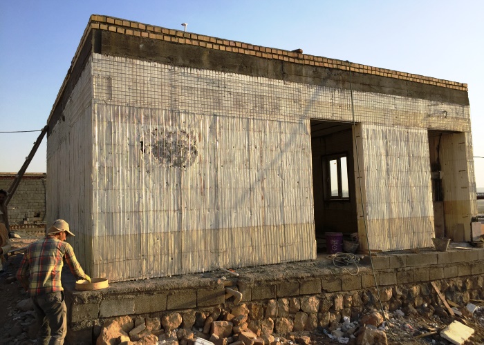 Mit Javad Sheikholeslami ist dauerhaft einhumedica-Projektkoordinator vor Ort, sodass der Baufortschritt nicht nur bestmöglich organisiert, sondern auch dokumentiert werden kann. Foto: Cyrus Ghiasi