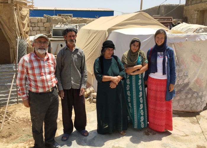 Die projektverantwortlichenhumedica-Mitarbeiter Johanna Bischoff (rechts) und Javad Sheikholeslami (links) wurden mit großer Freude und Dankbarkeit empfangen, hier von Bagmorad und seiner Familie. Foto: Cyrus Ghiasi