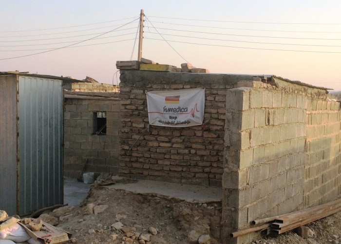 Nach 16 Jahren in Deutschland freut sichhumedica-Projektkoordinator Javad darüber, beim Wiederaufbau nach deutschen Standards sichere Häuser für seine Landsleute zu bauen. Foto:humedica