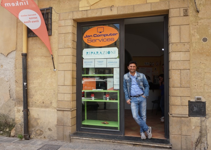 In Pakistan war Jan Software-Entwickler und IT-Manager, in Caltanissetta bietet er in seinem kleinen Geschäft technische Reparaturdienste an. Foto:humedica