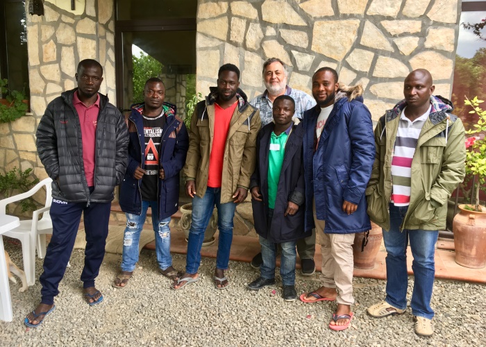 GiM-Leiter Enos Nolli stattet die sechs jungen Männer aus Ghana und von der Elfenbeinküste mit überhumedicagespendeten Jacken für den Winter aus. Foto:humedica