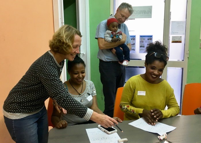 Auch in den Sprach- und Technikkursen sorgen die Ehrenamtlichen von Tre V onlus für eine Atmosphäre, in der es sich nicht nur gut lernen lässt, sondern in der man sich auch wohlfühlen kann. Foto:humedica