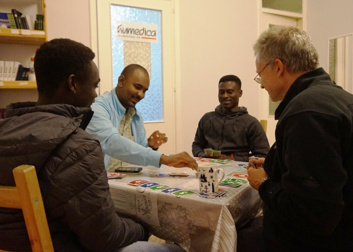 In einem zweiten Raum im Open House Ragusa besteht parallel zu den Kursen die Möglichkeit, sich bei einer Tasse Tee auszutauschen, zu lesen oder auch gemeinsam zu spielen. Foto:humedica