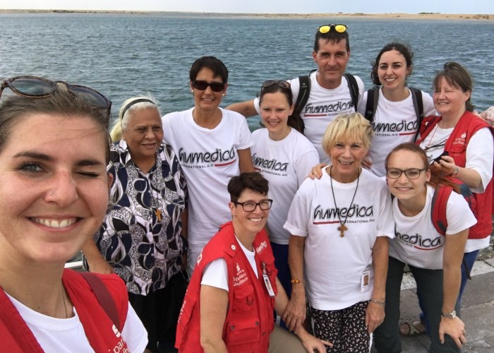 Unser Sudan-Team 2018, hier am Roten Meer. Vorne: Alicia Lamlé, Niamat Yassa (Mama Niamat) von Prison Fellowship International Sudan, Annerose Blessing, Marietta Strümpfler, Dr. Ruth Weber. Hinten: Dr. Claudia Künneth-Schmutz, Stefanie Heckenberger, Dr. Johannes Höß, Maria Britzger, Jacqueline Colin. Foto:humedica/Alicia Lamlé