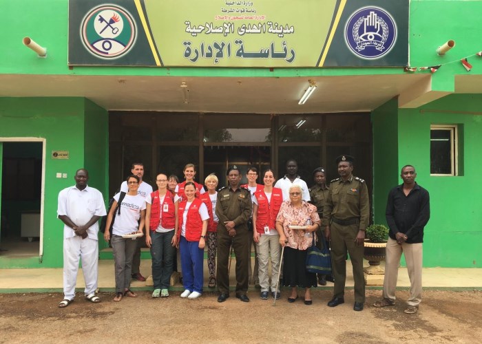 Mitarbeiter vonhumedicabeim Gefängniseinsatz im Sudan (v.l.n.r): Dr. Claudia Künneth-Schmutz, Dr. Johannes Höß, Dr. Ruth Weber, Jacqueline Colin, Alicia Lamlé, Stefanie Heckenberger, Marietta Strümpfler, Annerose Blessing und Maria Britzger mit dem Direktor des Al Huda Prisons in Khartoum (Mitte), seinen Mitarbeitern und Angehörigen der christlichen Kirche im Gefängnis sowie Mama Niamat. Foto:humedica/Alicia Lamlé