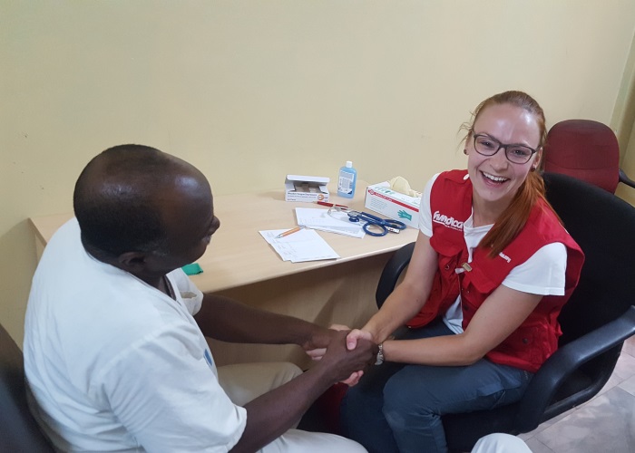 humedica-Ärztin Dr. Ruth Weber mit einem Patienten bei der Untersuchung im Sudan. Foto:humedica/Ruth Weber