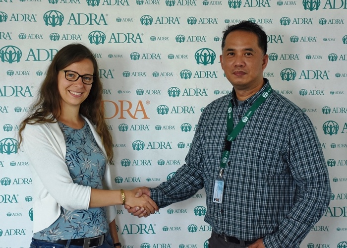humedica-Mitarbeiterin Johanna Bischoff beim Treffen mit Ephraim Palmero von ADRA, um die weitere Zusammenarbeit im Jemen zu besprechen. Foto: ADRA
