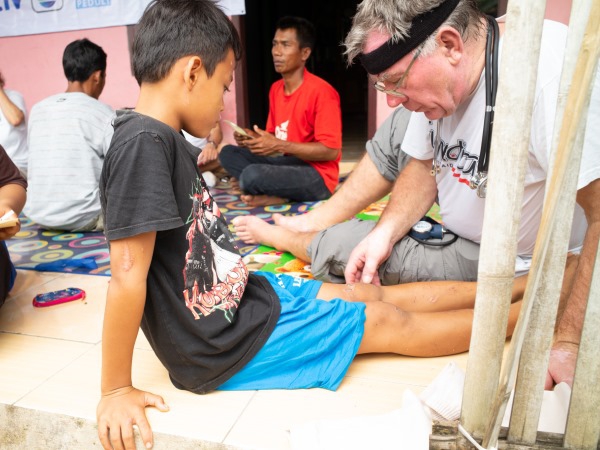 Hilfe nach Tsunami in Indonesien