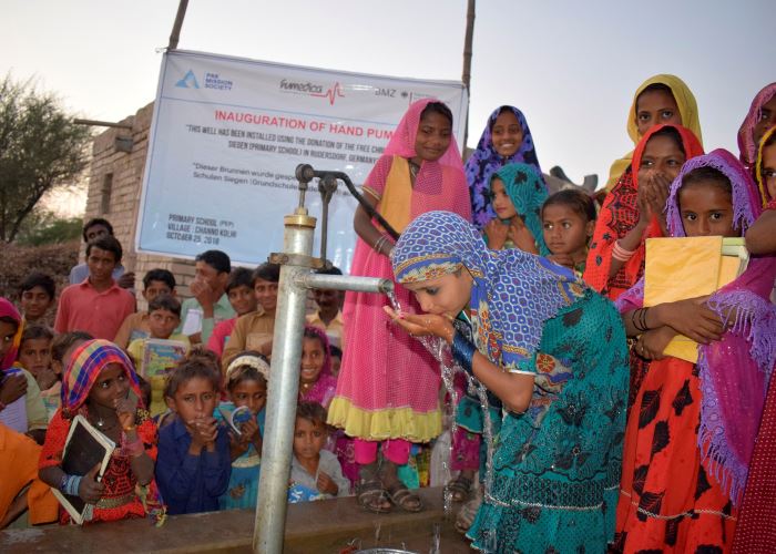 Von Kindern für Kinder: Die Schülerinnen und Schüler der Grundschule im Dorf Chano Kolhi in Pakistan bei der Inbetriebnahme des von der Freien Christlichen Grundschule Siegen-Rudersdorf geförderten Trinkwasserbrunnens. Foto: PMS PAK Mission Society/humedica