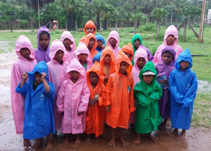 Das Team vonhumedica Lankawar schnell im von den Überschwemmungen betroffenen Gebiet und konnte die Menschen dort mit wichtigen Hilfsmitteln versorgen. Foto:humedica Lanka