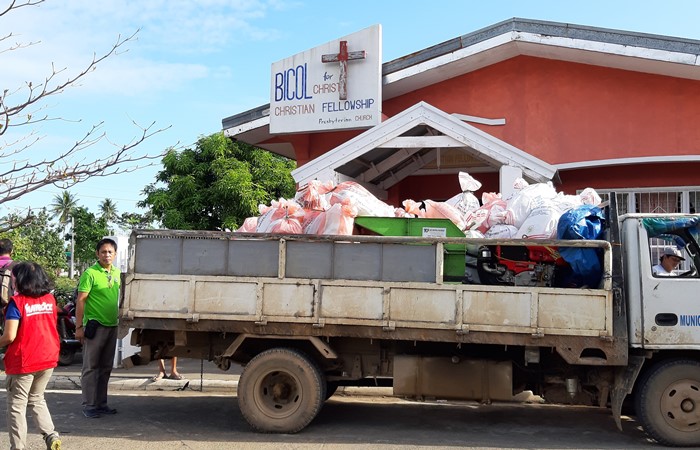 Mit der finanziellen Unterstützung derhumedica-Spender konnte die lokale Partnerorganisation die Menschen auf den Philippinen mit Lebensmittelpaketen versorgen. Foto: PHILRADS