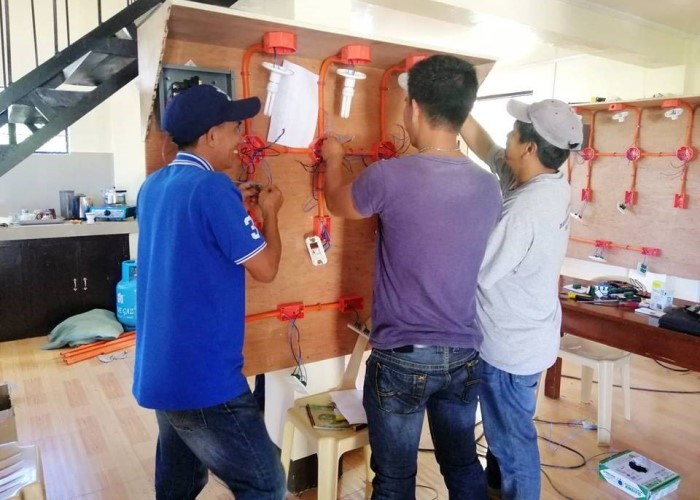 Um den betroffenen Familien nachhaltig neue Einkommensperspektiven zu schaffen, werden Ausbildungsprogramme angeboten – wie hier zum Elektriker. Foto: PHILRADS