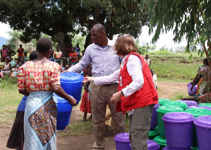 Am Wochenende verteiltenhumedicaund Emmanuel International Malawi erste wichtige Hilfsgüter an die Menschen rund um Zomba. Foto:humedica