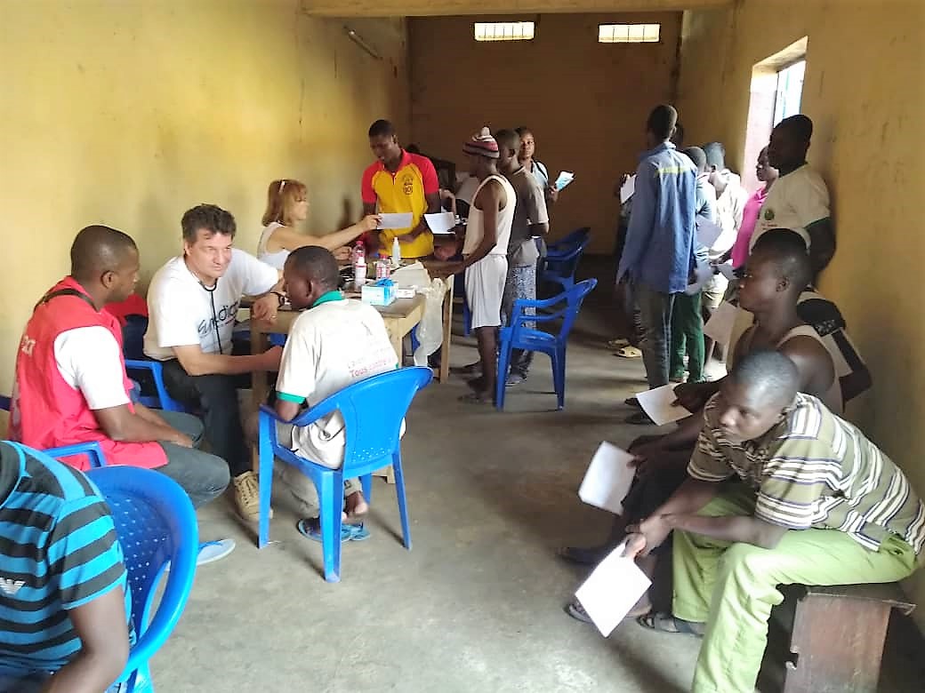 Die Gefangenen, hier Bilder vom Einsatz 2019, sind dankbar und warten gern auf ihre Behandlung. Foto:humedica