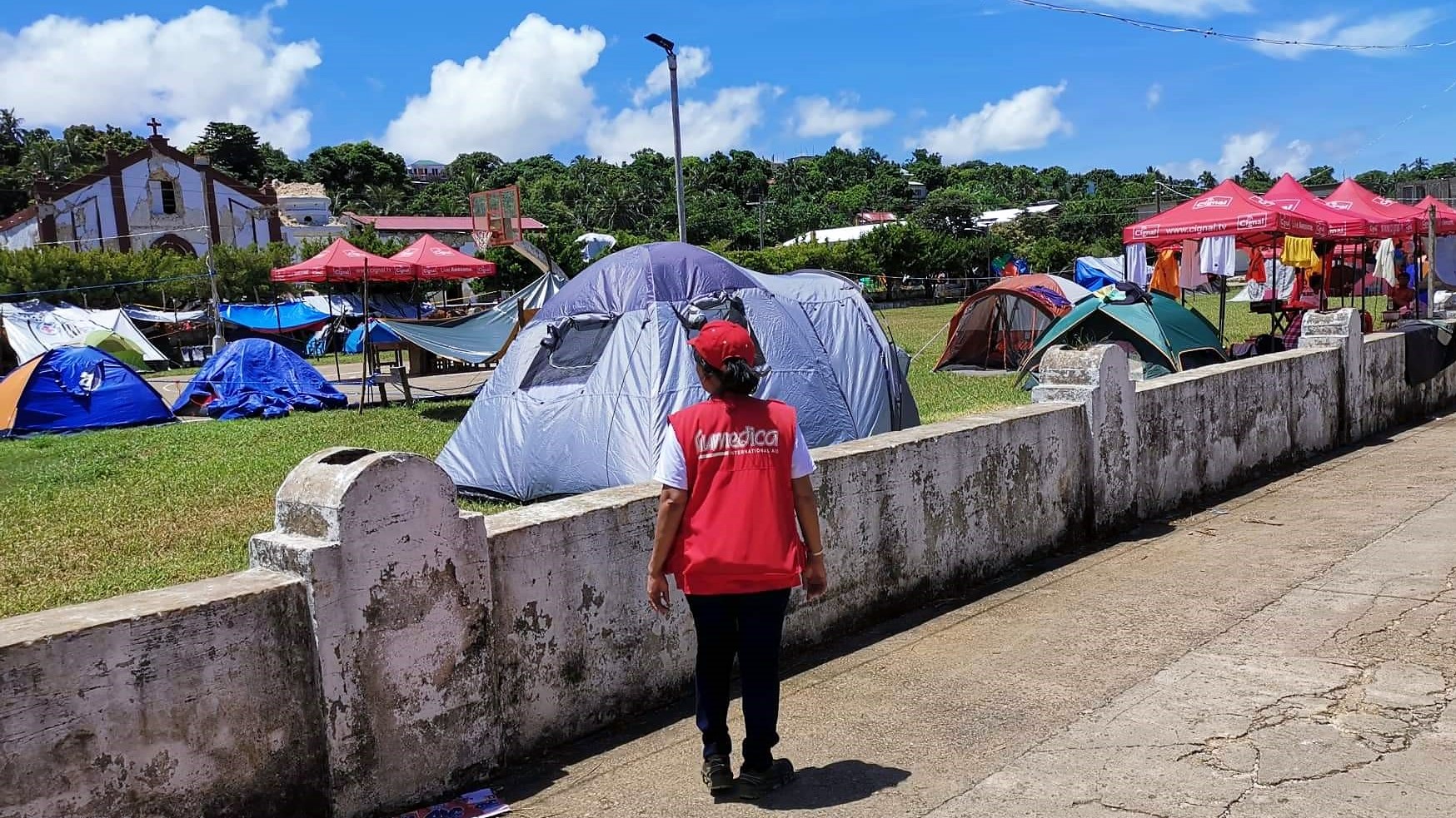 Zelte als Notunterkünfte auf der Plaza von Itbayata Foto:PHILRADS/humedica
