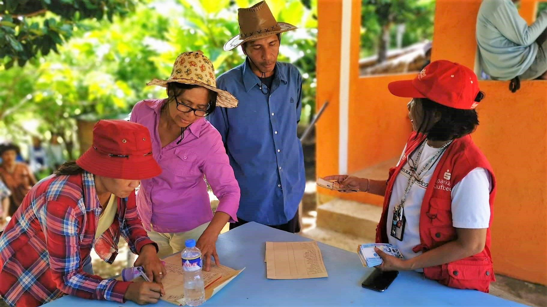 PHILRADS-Koordinatorin Bernadita Amor verteilt die finanzielle Hilfe Foto:PHILRADS/humedica