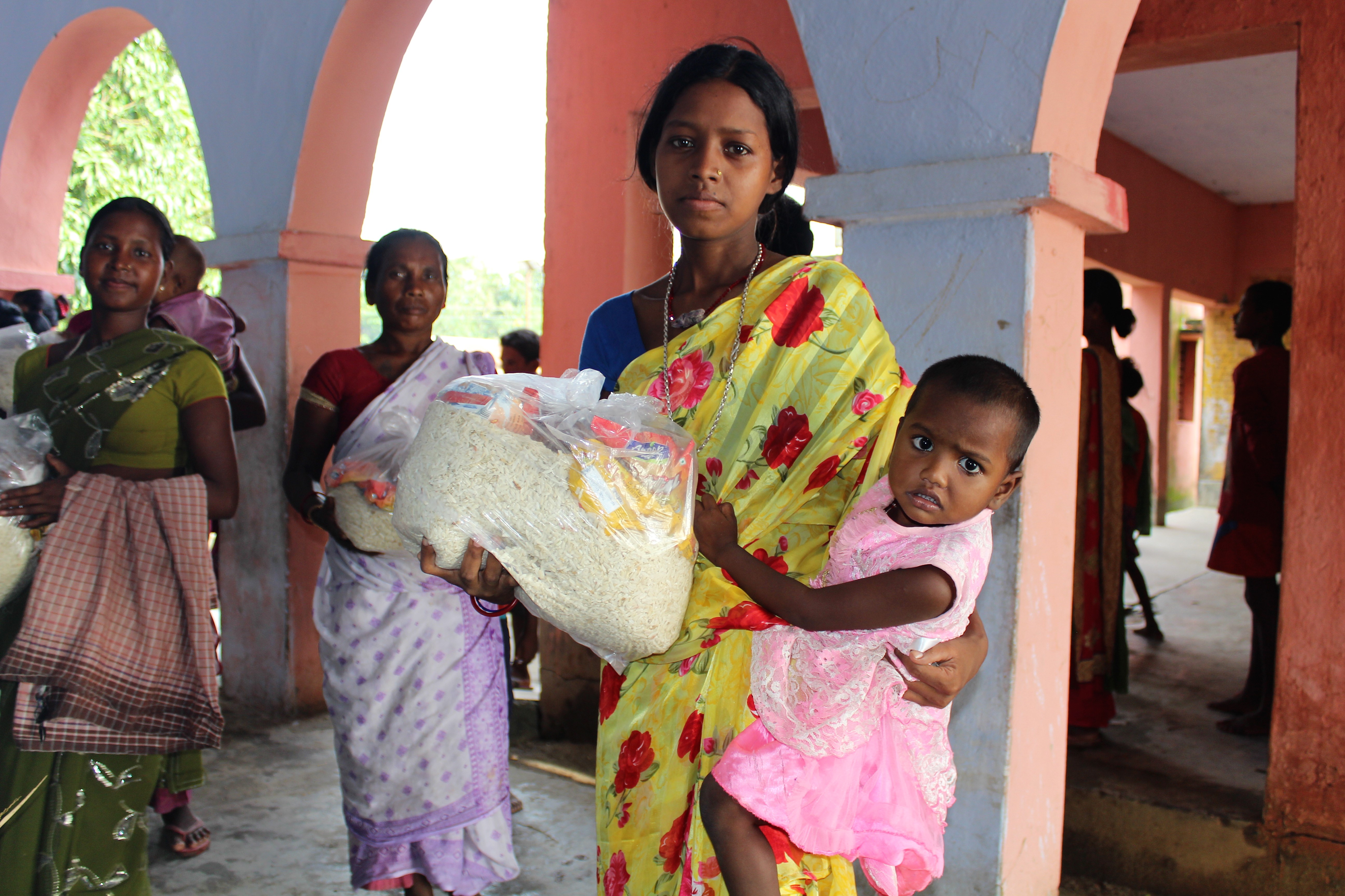 Radha und ihre Tochter finden Hilfe im Auffanglager. Foto:Emmanuel Hospital Association
