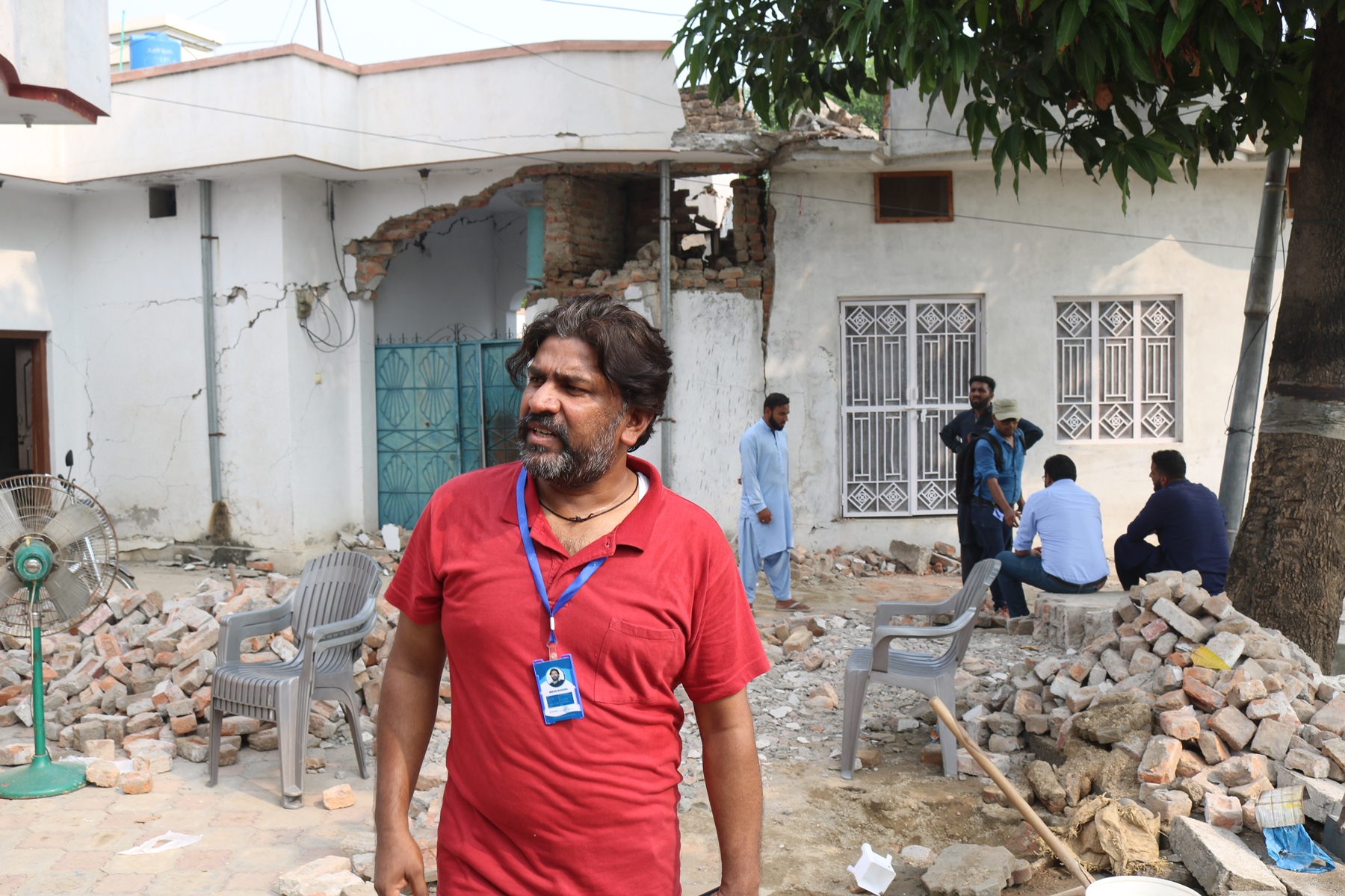 Koordinatoren unserer Partnerorganisation PAK Mission verschaffen sich einen Überblick vor Ort. Foto: PAK Mission