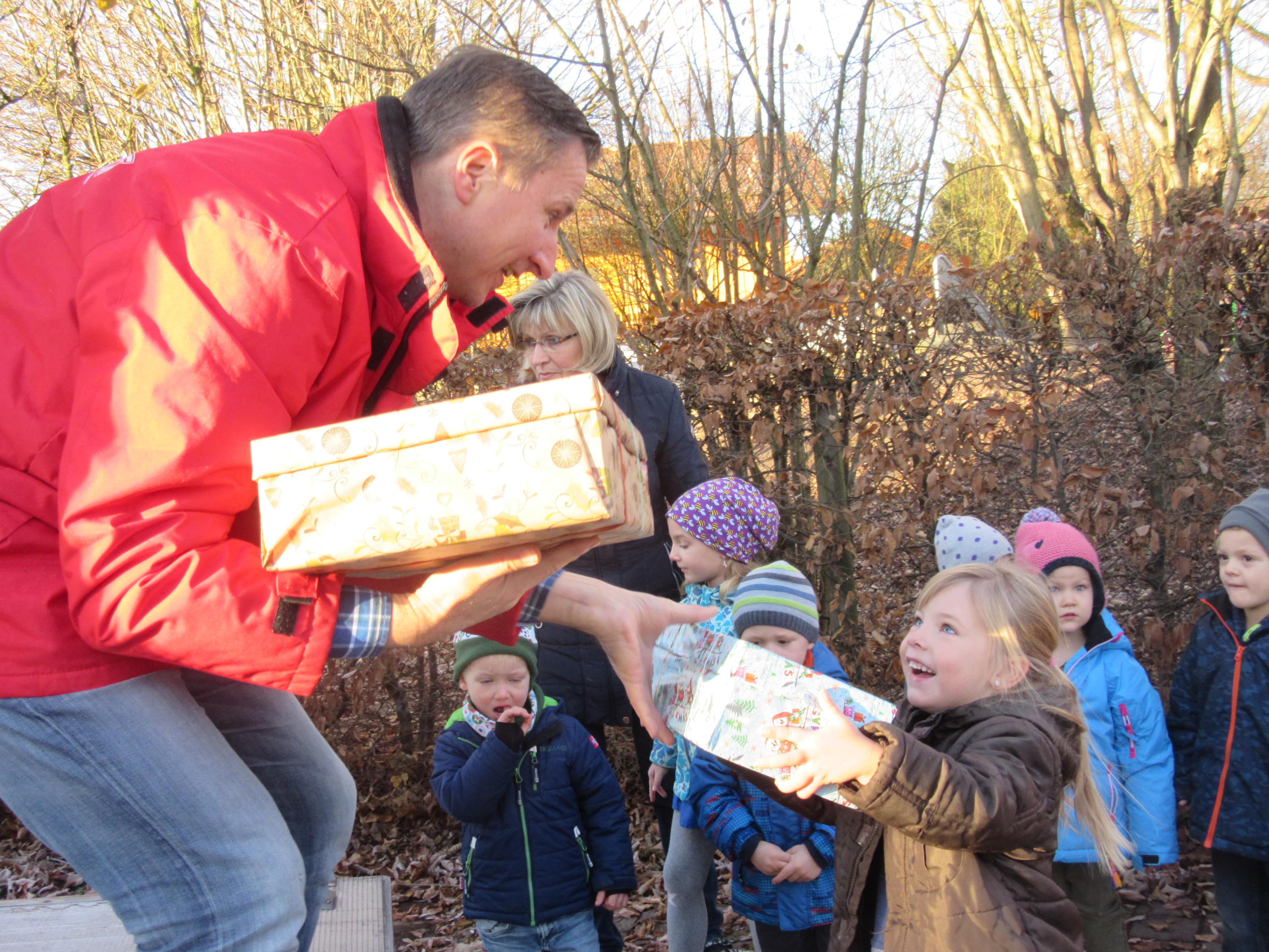 Die ehrenamtlichen Fahrer holen die Päckchen aus den Sammelstellen ab. Foto:humedica