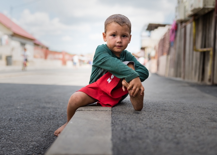 Vor allem Kinder wie Darius aus unserer Weihnachtskampagne leiden unter der Armut. Foto: Paul Sandor