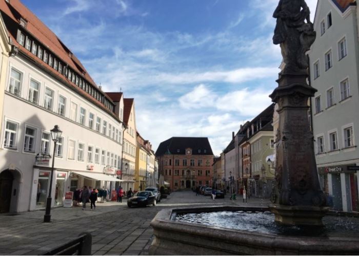 Hier in der Kaufbeurer Innenstadt können die Päckchenpacker am 9. November ihre "Geschenke mit Herz" im Rahmen eines Familienfestes direkt am LKW abgeben. Foto:humedica