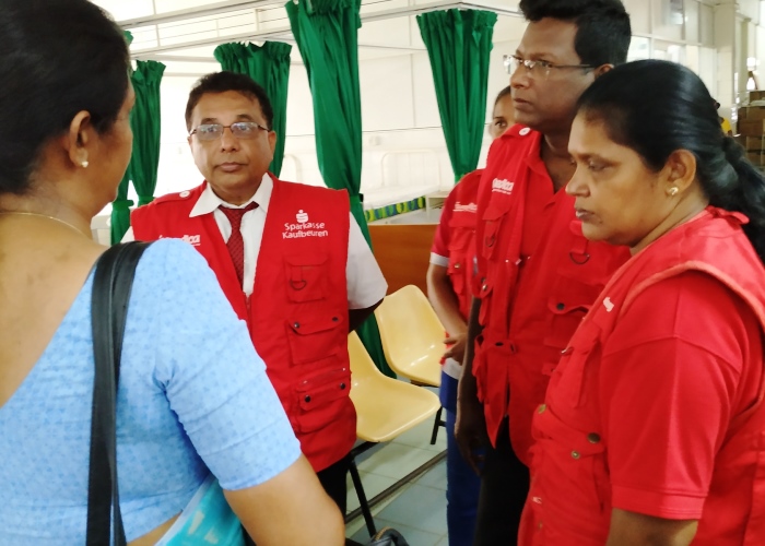 humedicaLankaund Dr. Prithiviraj waren unter den wenigen, denen der Zutritt in die allgemeinen Krankenhäuser gewährt wurde. Foto:humedicaLanka
