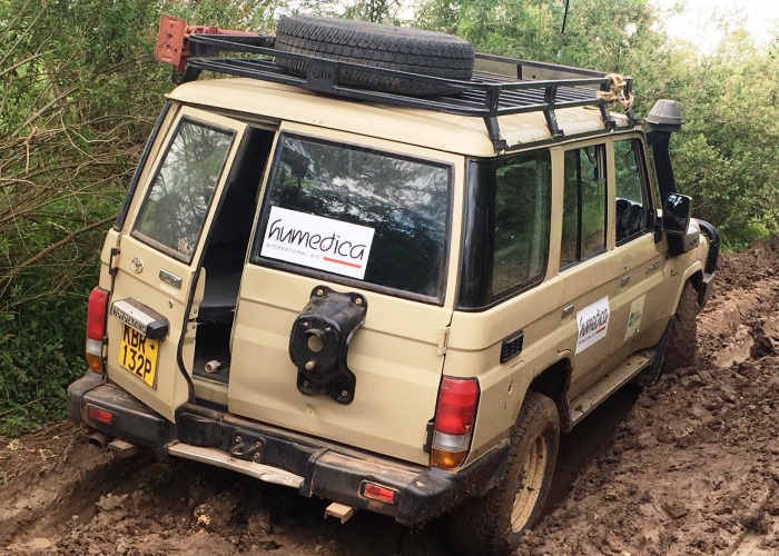Im schlammigen Boden Kenias ist ein Durchkommen mit dem Auto für unser Team schwierig. Foto:humedica