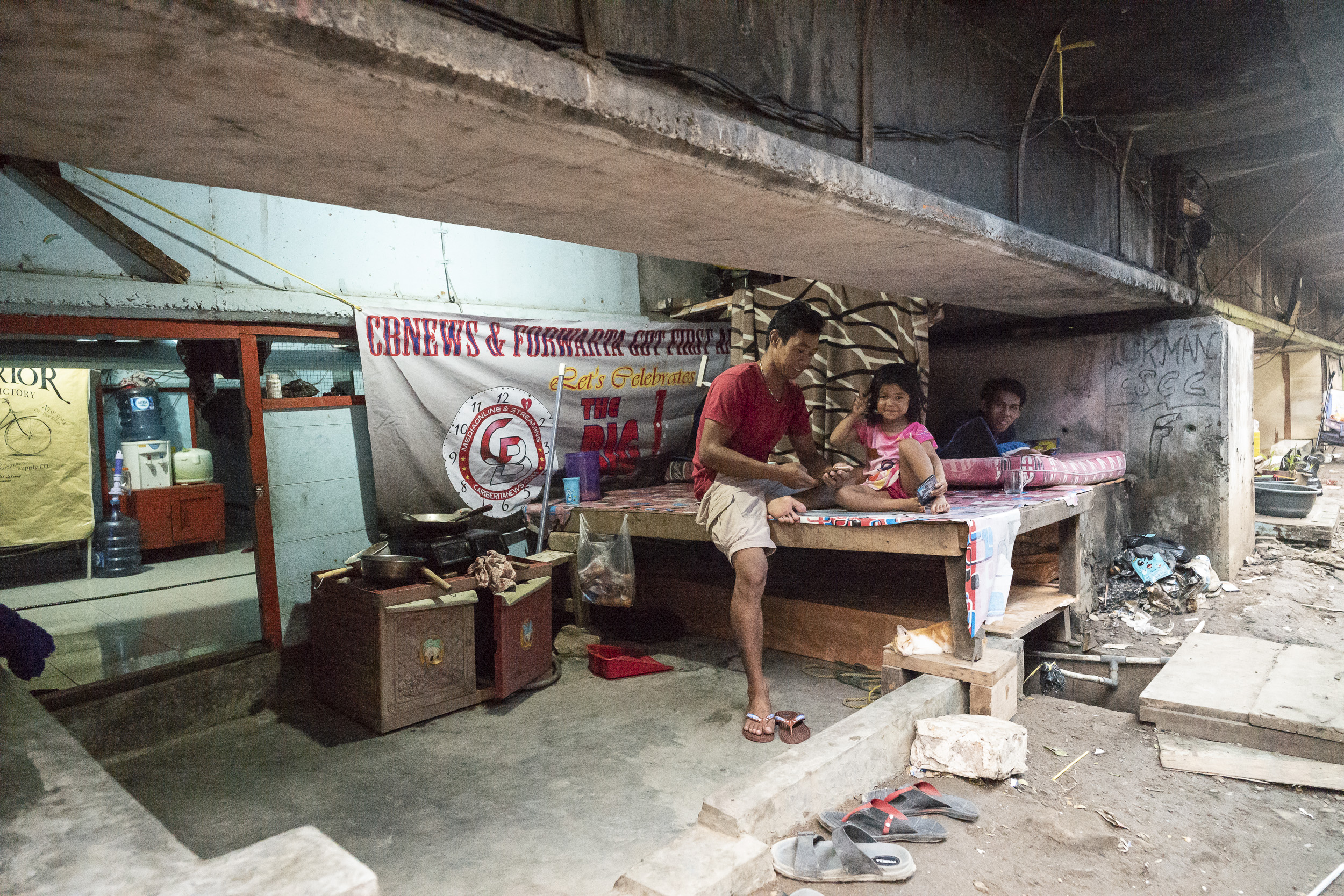 In den Hohlräumen unter der Autobahn wachsen manche Kinder in Jakarta auf. Foto: Daniel Reiter:humedica