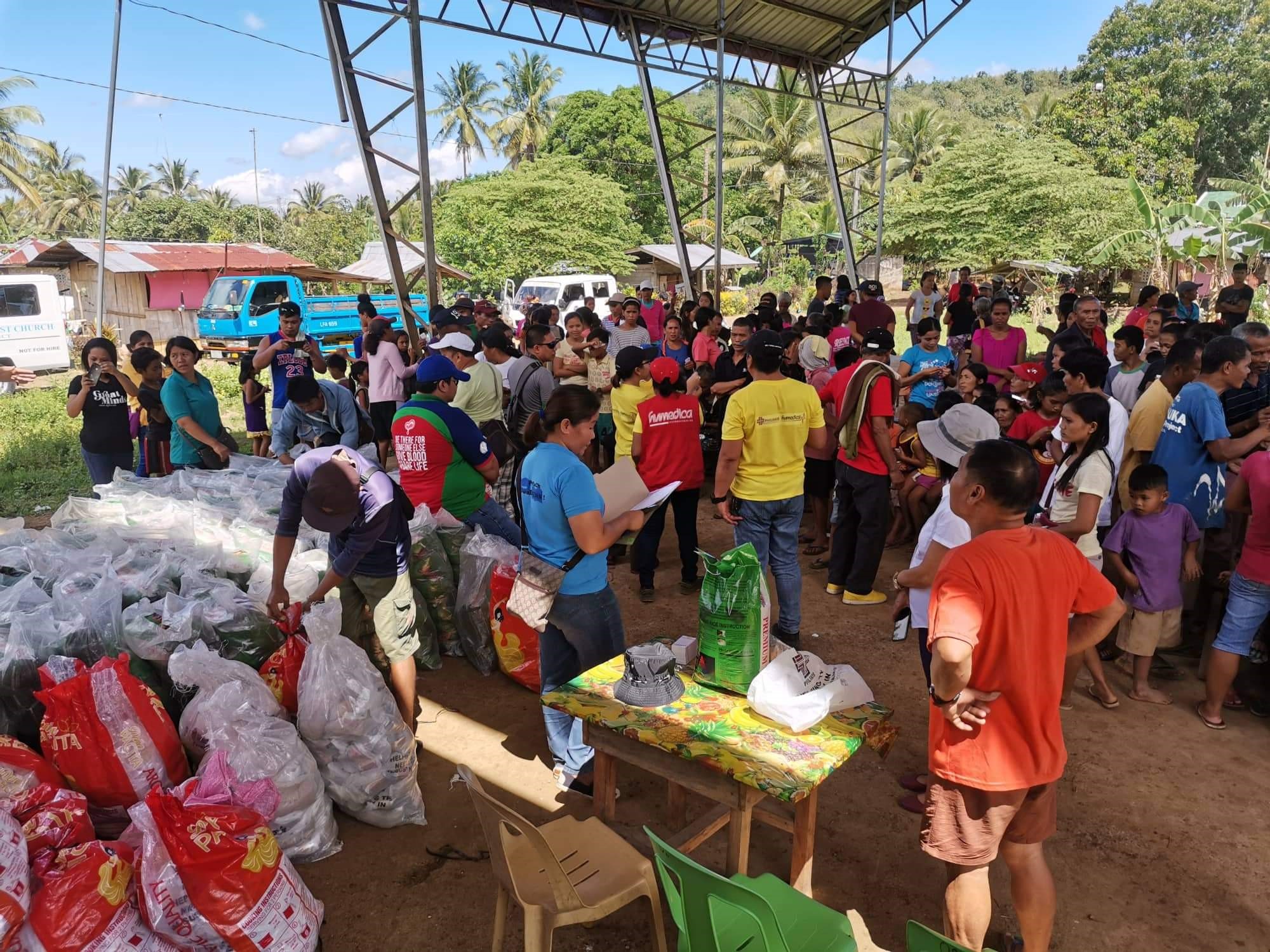 humedica, PHILRADS, der Pastor der örtlichen Gemeinde und viele Frewilillige helfen zusammen. Foto:humedica