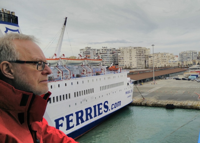 Gespanntes Warten auf der Reling vor dem Anlegen. Im Hintergrund: Die Skyline von Durres. Foto:humedica
