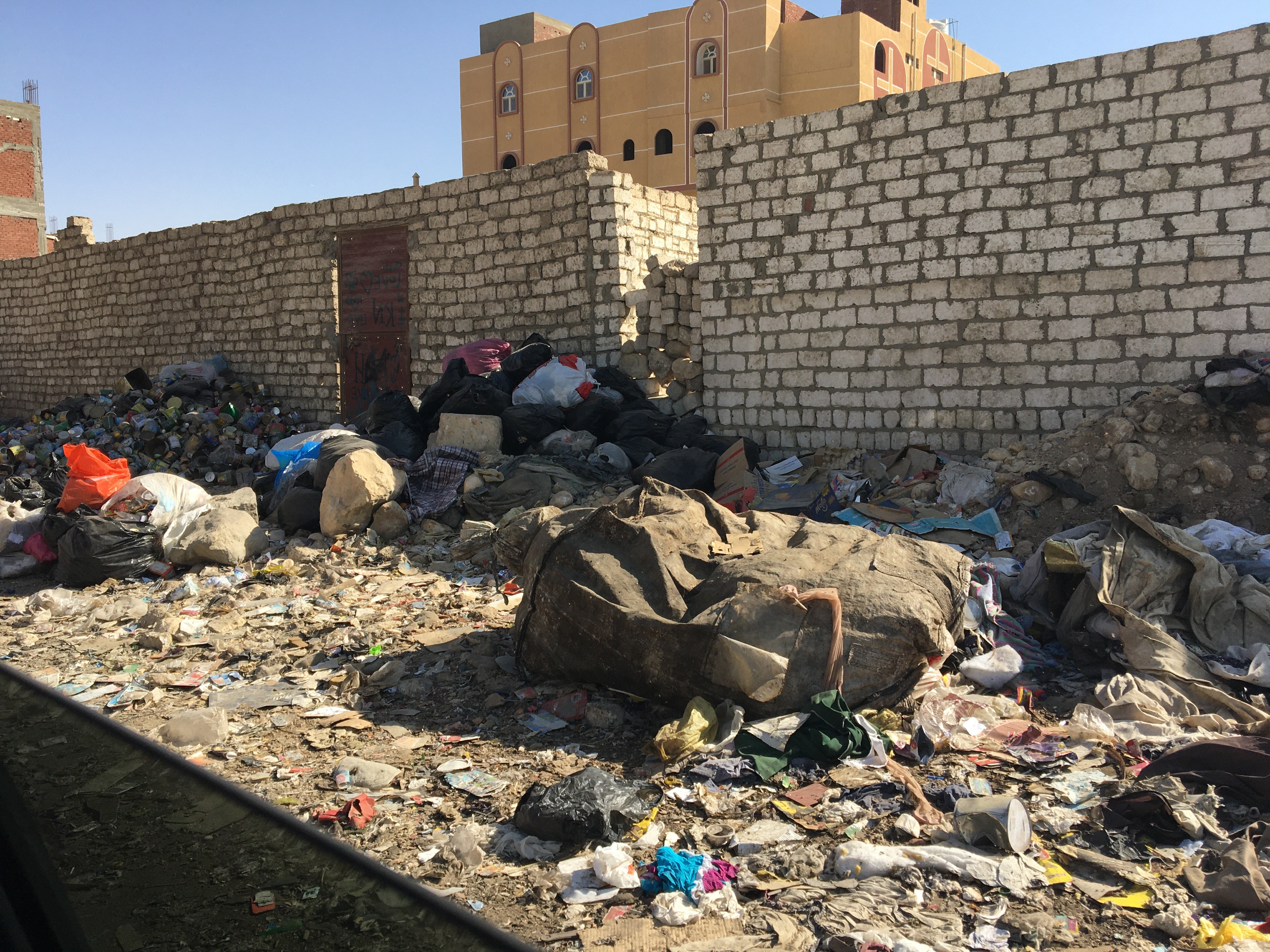 Die Müllmenschen leben inmitten Unrat, Dreck und Schmutz. Durch Aussortieren und Verkauf der Reste bestreiten sie ihren Lebensunterhalt. Foto:humedica