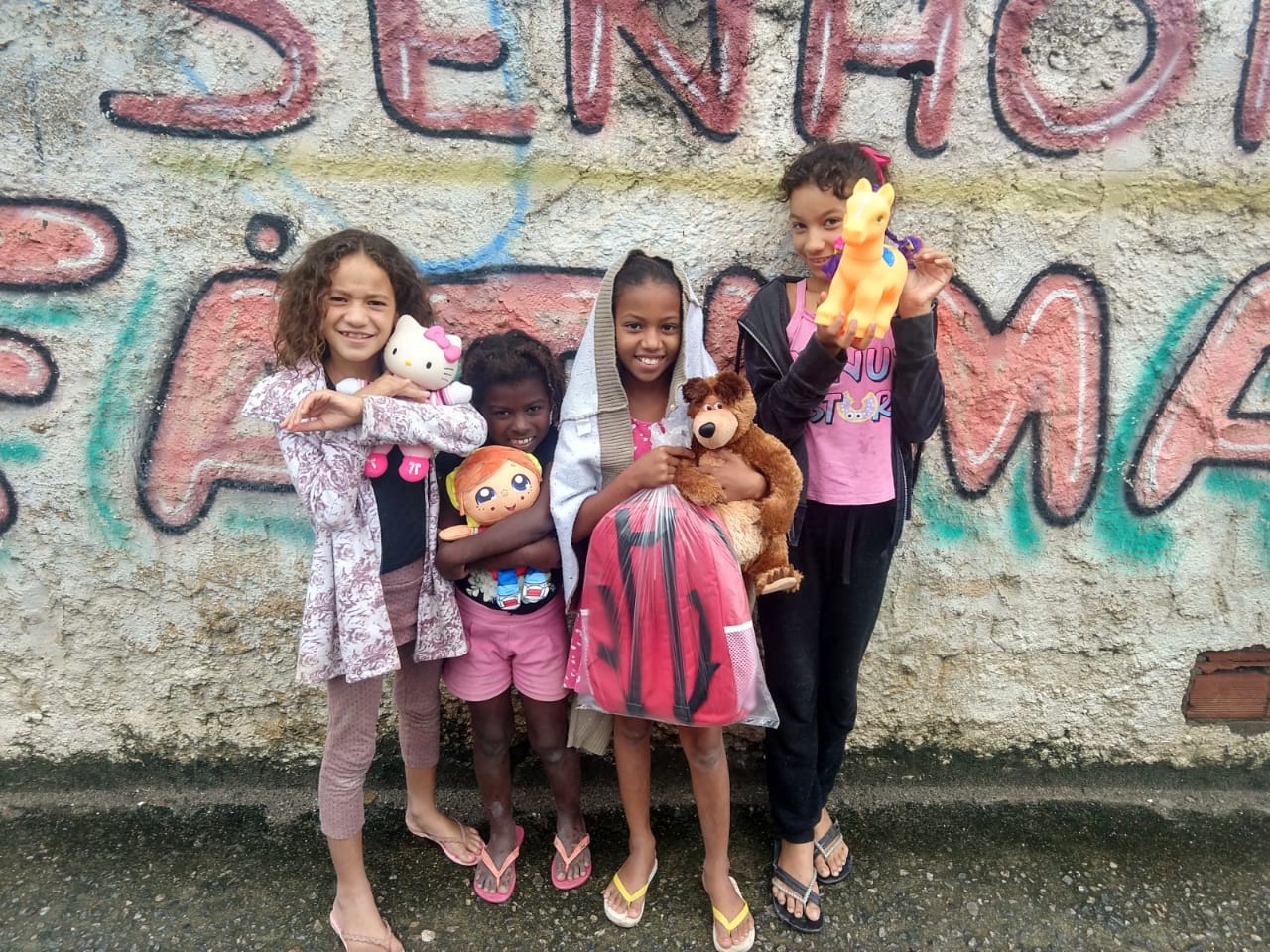 Viele Kinder haben auch keine Schulsachen mehr. humedica Brasilien verteilt Schulranzen und Stofftiere. Foto:humedicaBrasilien