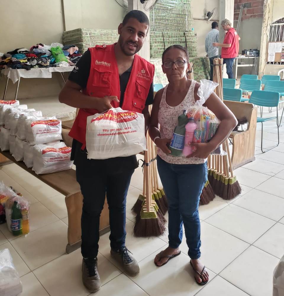 humedica-Mitarbeiter Felipe verteilt die Hilfsgüter an die Menschen. Foto:humedica-Brasilien