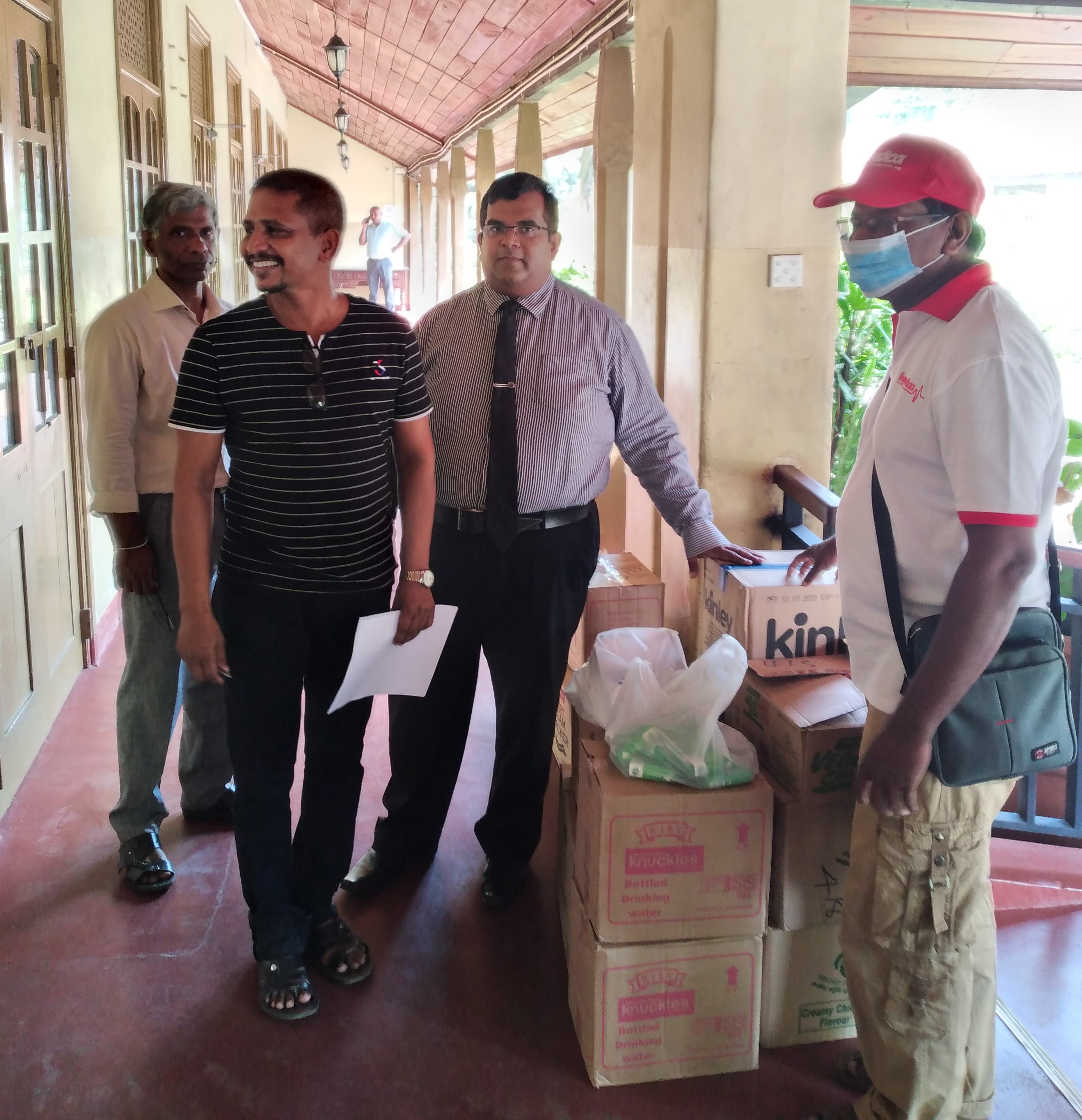 Herr Janaka, Projektkoordinator für die Sinhala Region hat mit Krankenhausdirektor Hasitha Attanayake und Herrn Anura, Leiter des administrativen Personals Nahrungs- und Hygienepakete organisiert. Foto: humedica Lanka