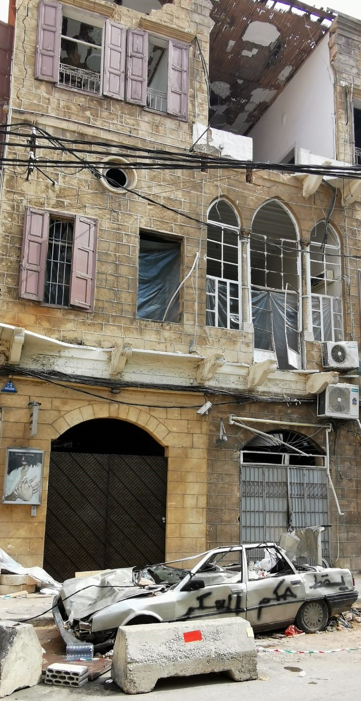 Die Explosion hat die Wände die Fenster dieses Hauses zerstört und Teile der Wand weggerissen. Wie viele Häuser in Beirut ist es nicht bewohnbar. Foto:humedica