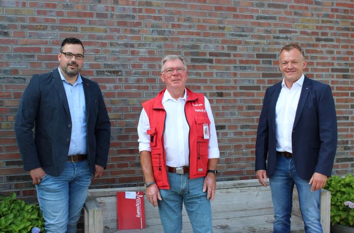 Medizinische Hilfe für Beirut: Jens Butschko (links) und Michael Rottkemper (rechts) überreichten als Vertreter des Lions Club Rheda-Ems eine Spende an Klaus Ruhrmann (Mitte) vonhumedica. Foto: Lions Club Rheda-Ems
